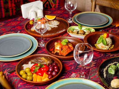 un-diner-avec-une-salade-d-accompagnement-et-des-assiettes-de-cornichons_11zon-scaled